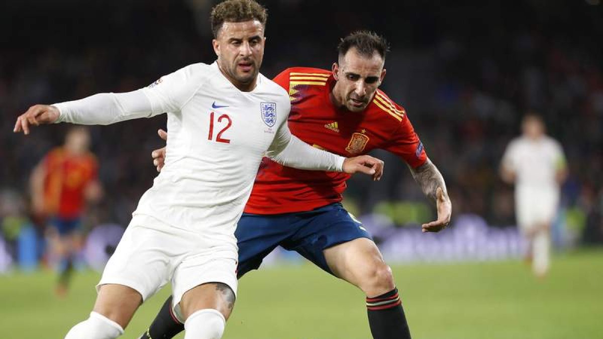 Paco Alcácer pelea un balón con Walker. JOSÉ MANUEL VIDAL