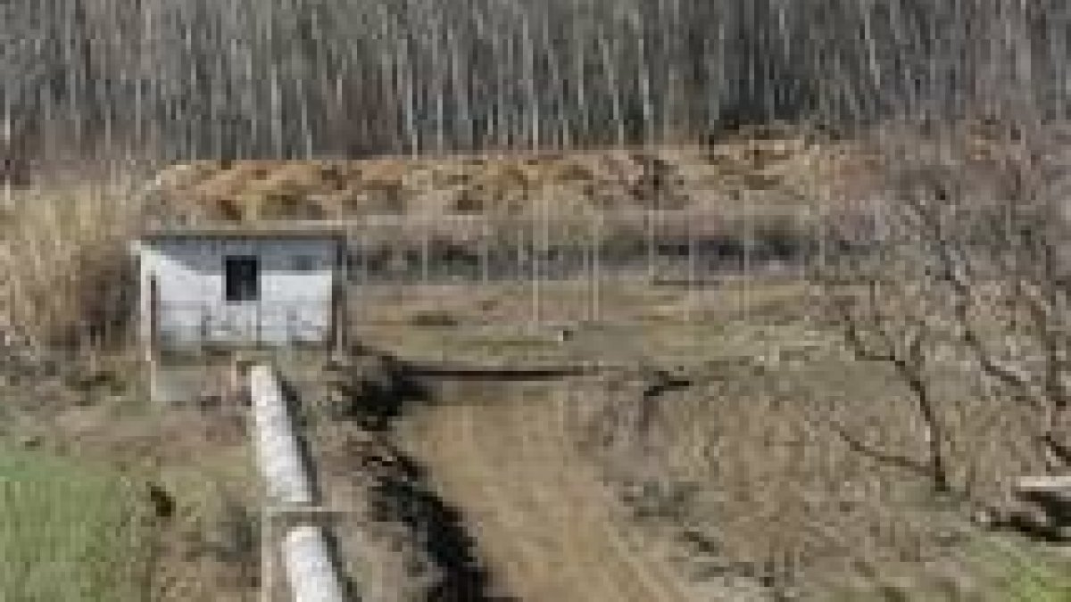 Uno de los lugares donde se vierten aguas sucias al Bernesga sin tratar