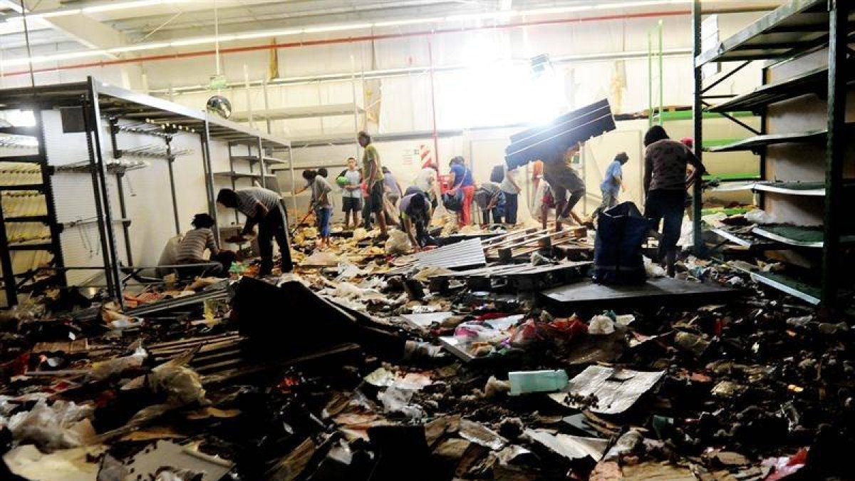 El supermercado de la marca Chango Más fue saqueado en medio de la protesta de huelga de la policía provincial de la ciudad de Tucuman, ayer.