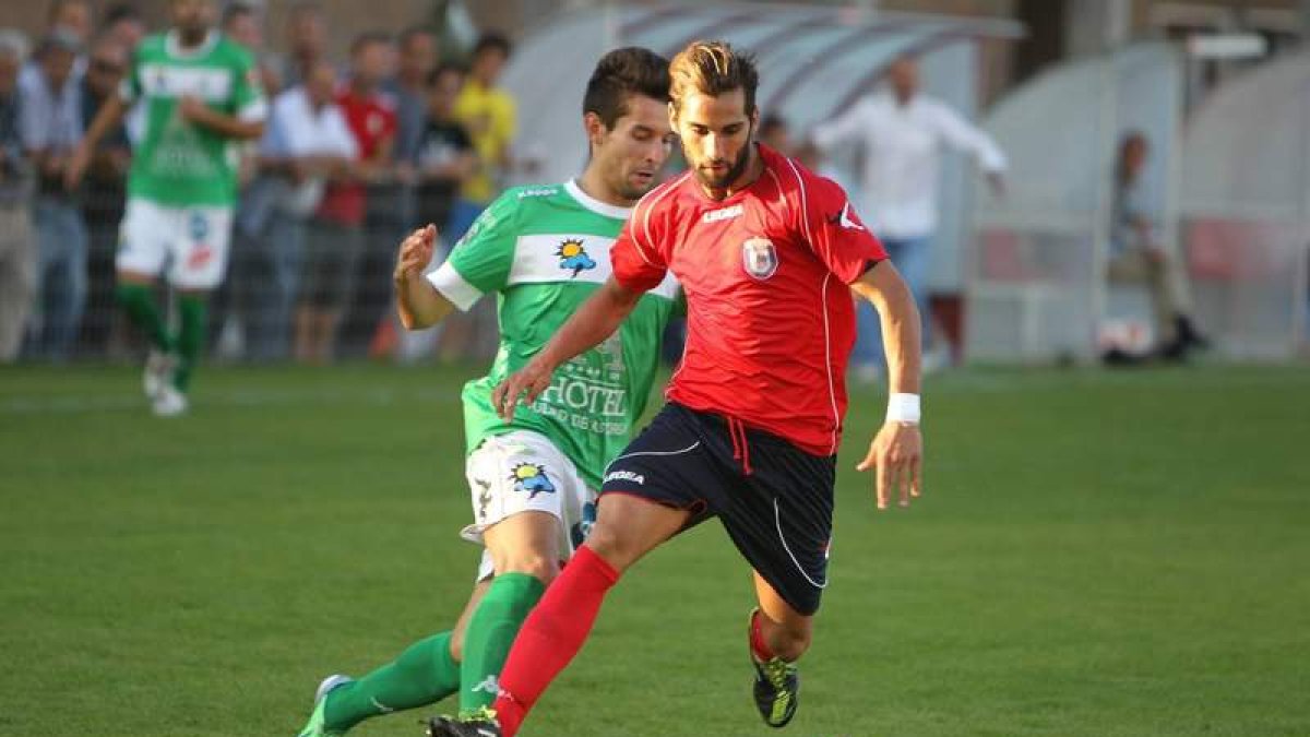 Ivi Vales, a la izquierda, pugna con un defensor del equipo abulense.
