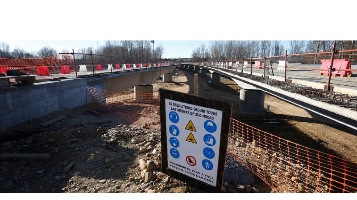 Imagen del viaducto sobre el río Porma de las obras del tramo de Puente Villarente a Santas Martas de la A-60. RAMIRO