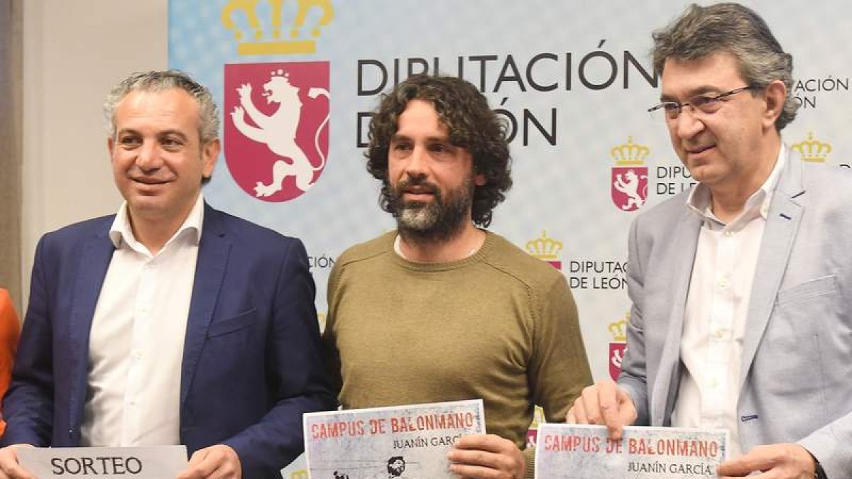 Nicanor Sen, Juanín y Juan Martínez Majo, en la presentación. J. CASARES