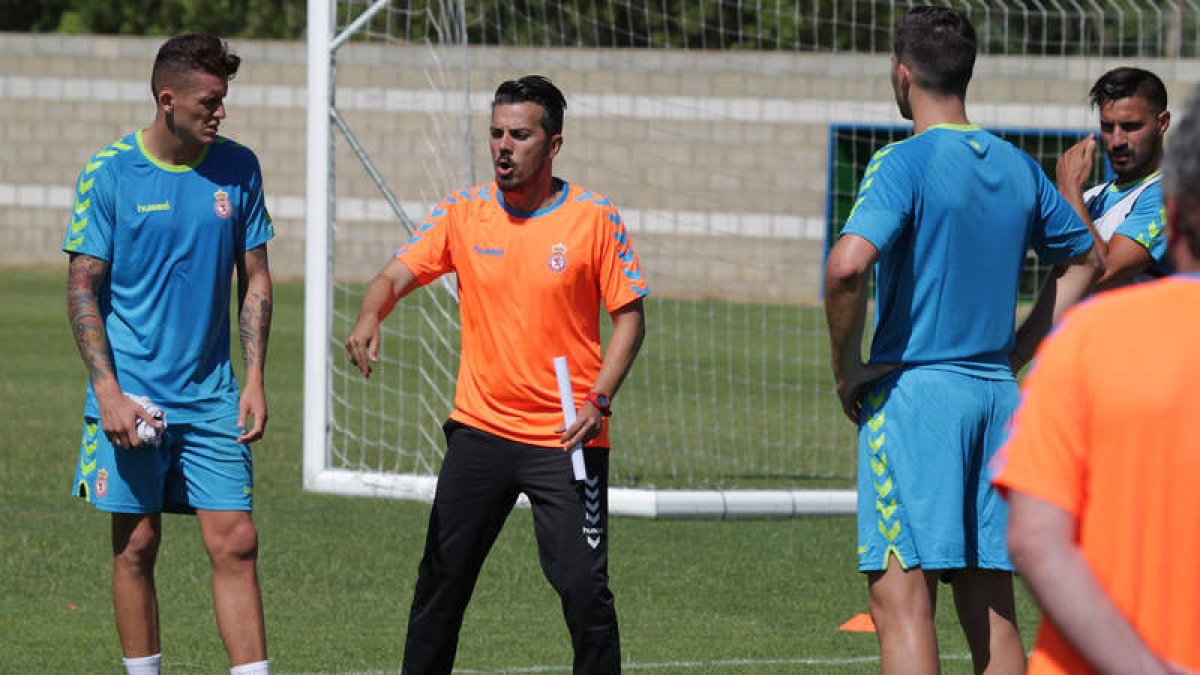 Rubén de la Barrera, en el centro, dirige un entrenamiento de la Cultural. SECUNDINO PÉREZ