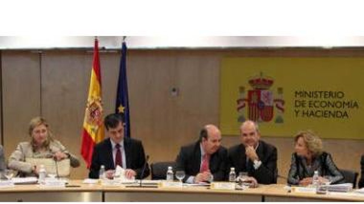 Del Olmo, junto a otros miembros del Consejo de Política Financiera celebrado ayer.