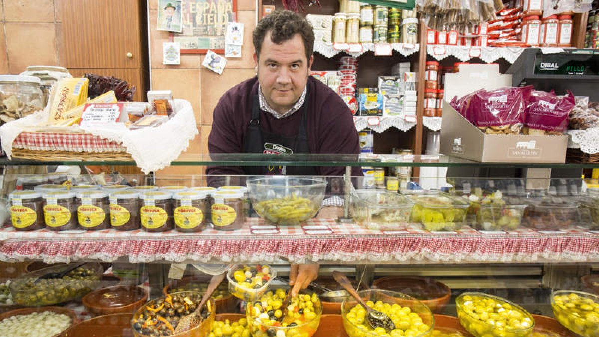 Dopico en la tienda de la plaza del Conde. FERNANDO OTERO