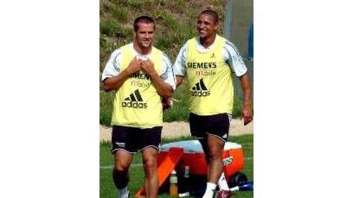 Owen y Roberto Carlos bromean en un entrenamiento
