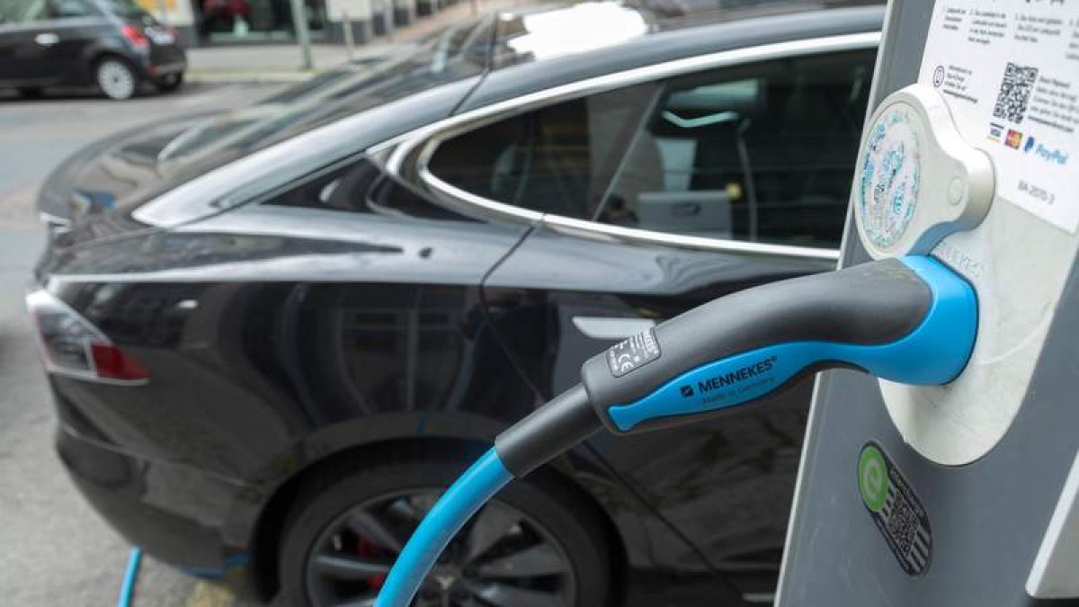 El mes pasado se matricularon en León 24 vehículos eléctricos. EFE