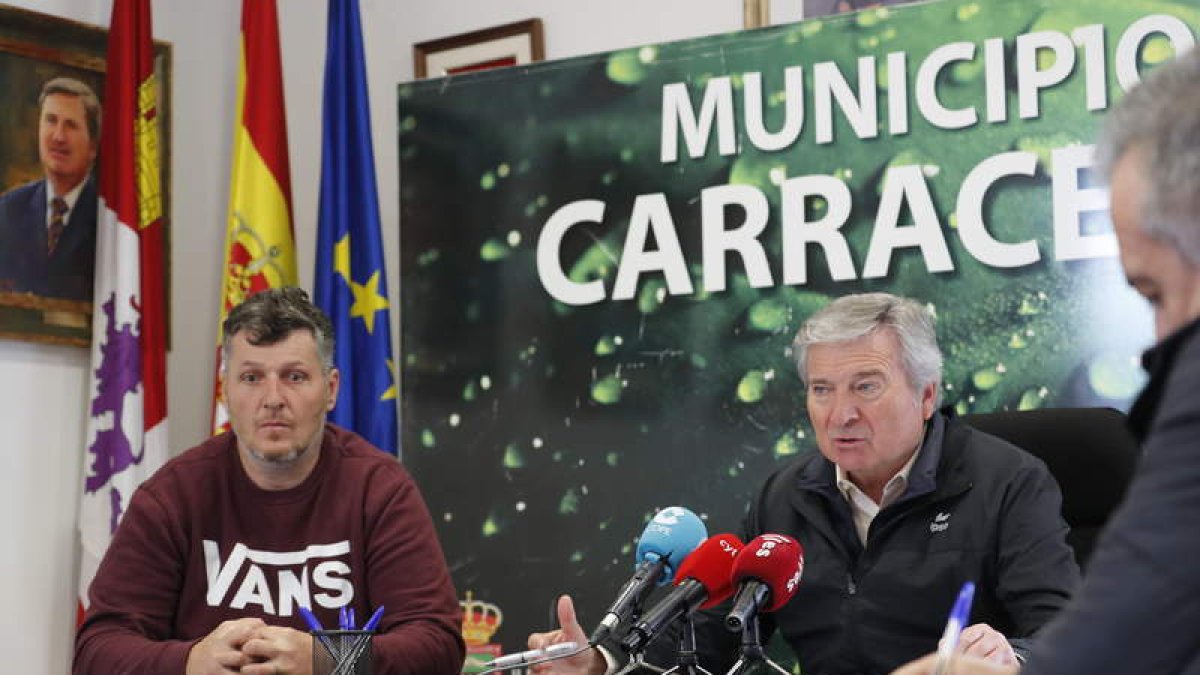 Raúl Valcarce, ayer, en su comparecencia en Carracedelo junto al concejal Daniel Franco. ANA F. BARREDO