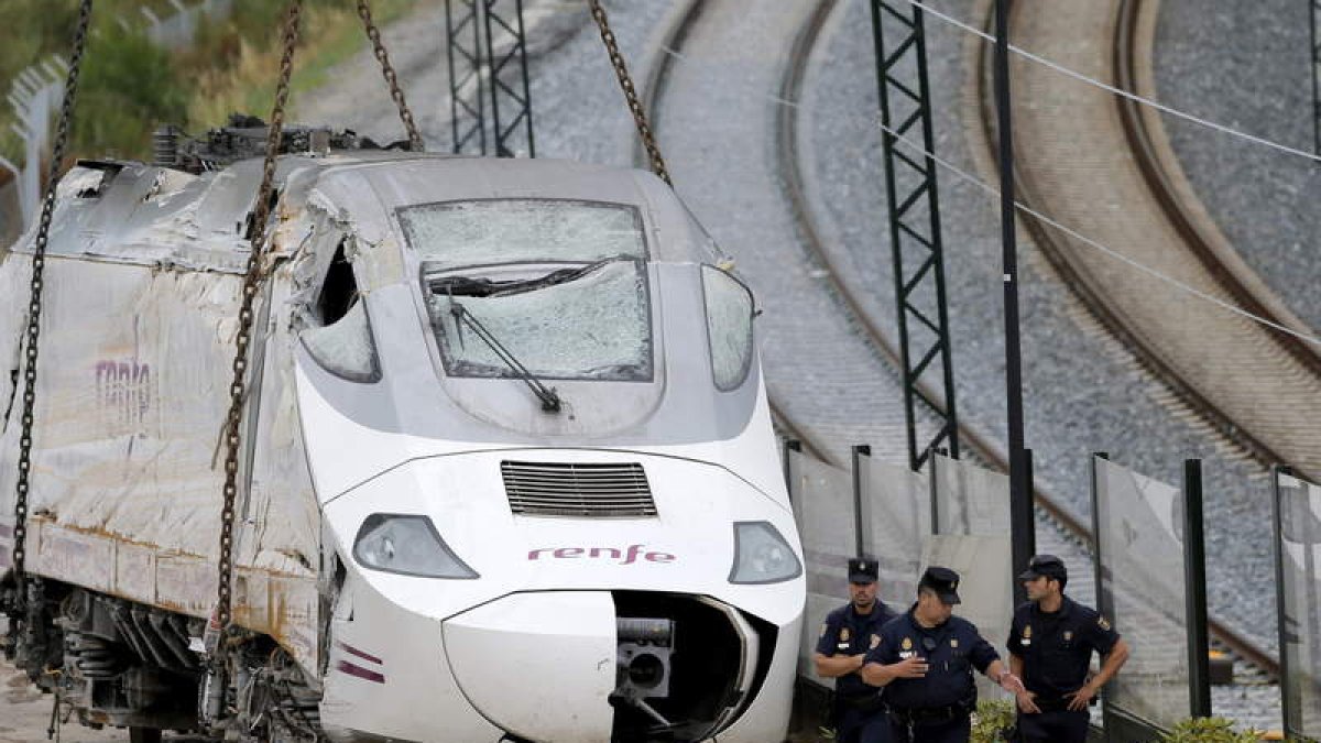 Efectivos de la policía custodian la locomotora antes de llevarla a Escravitude, en Padrón.