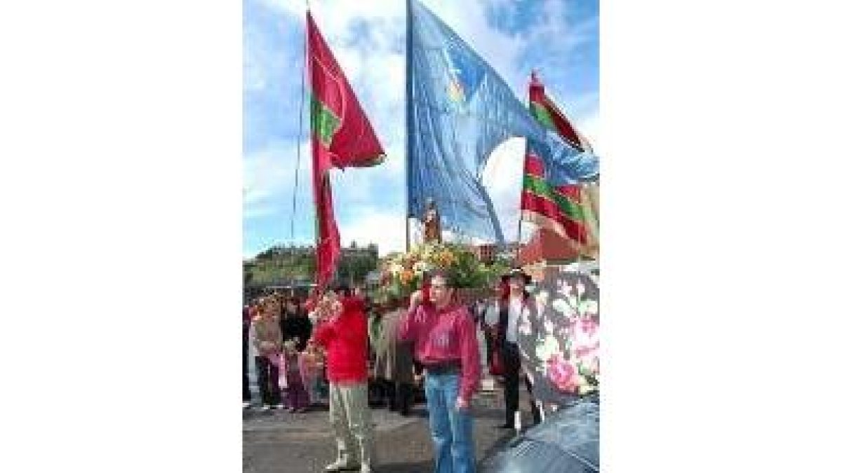 Los pendones acompañaron a San Isidro, de camino al colegio Trepalio