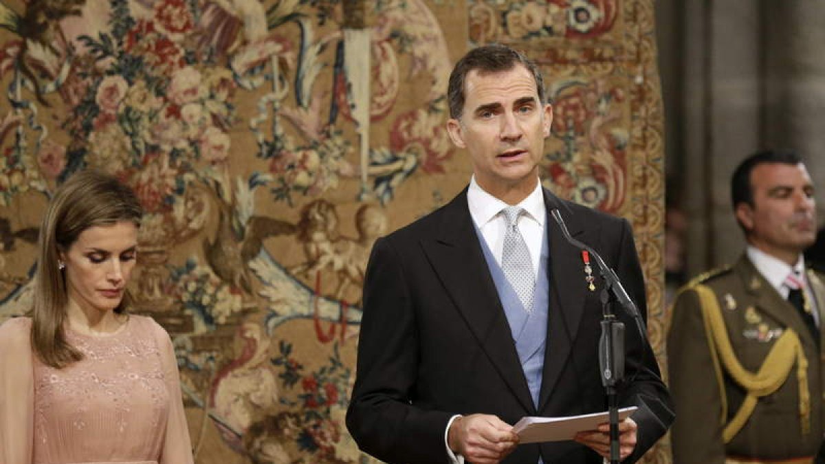 La reina, junto al rey, en el momento que pronuncia su discurso en la ofrenda al apóstol.