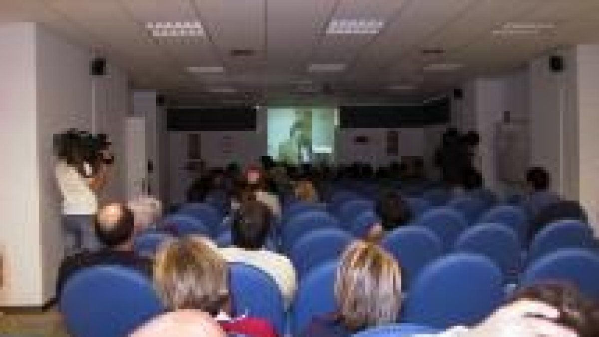 La videoconferencia es la estrella del Aula de la Uned de San Andrés del Rabanedo
