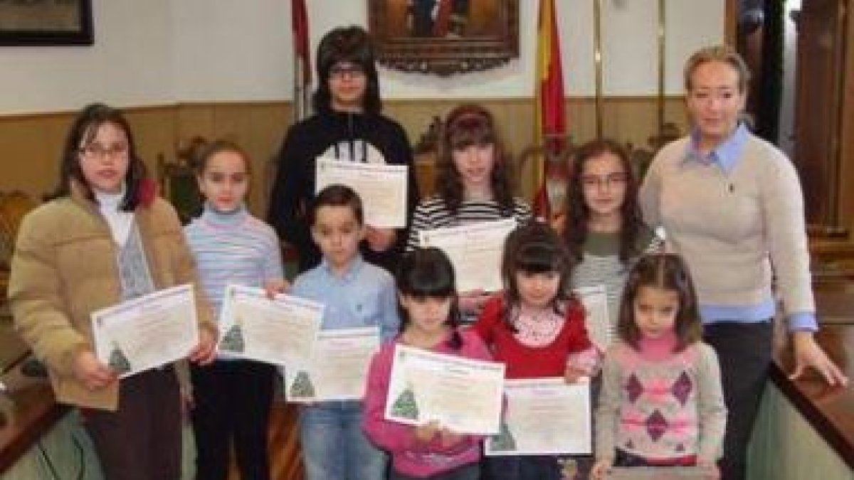 Los artistas bañezanos más jóvenes, con la concejala Quesada