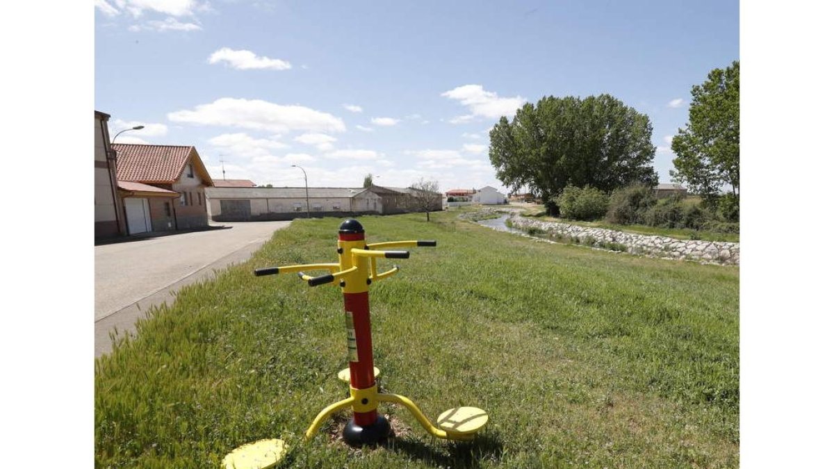 A lo largo de un kilómetro, la presa empedrada deja una bella estampa, habilitada para poder pasear y disfrutar del entorno. Junto a Valdefuentes descansa Azares del Páramo, la otra pata de este municipio, donde puede visitarse una bella iglesia mozárabe