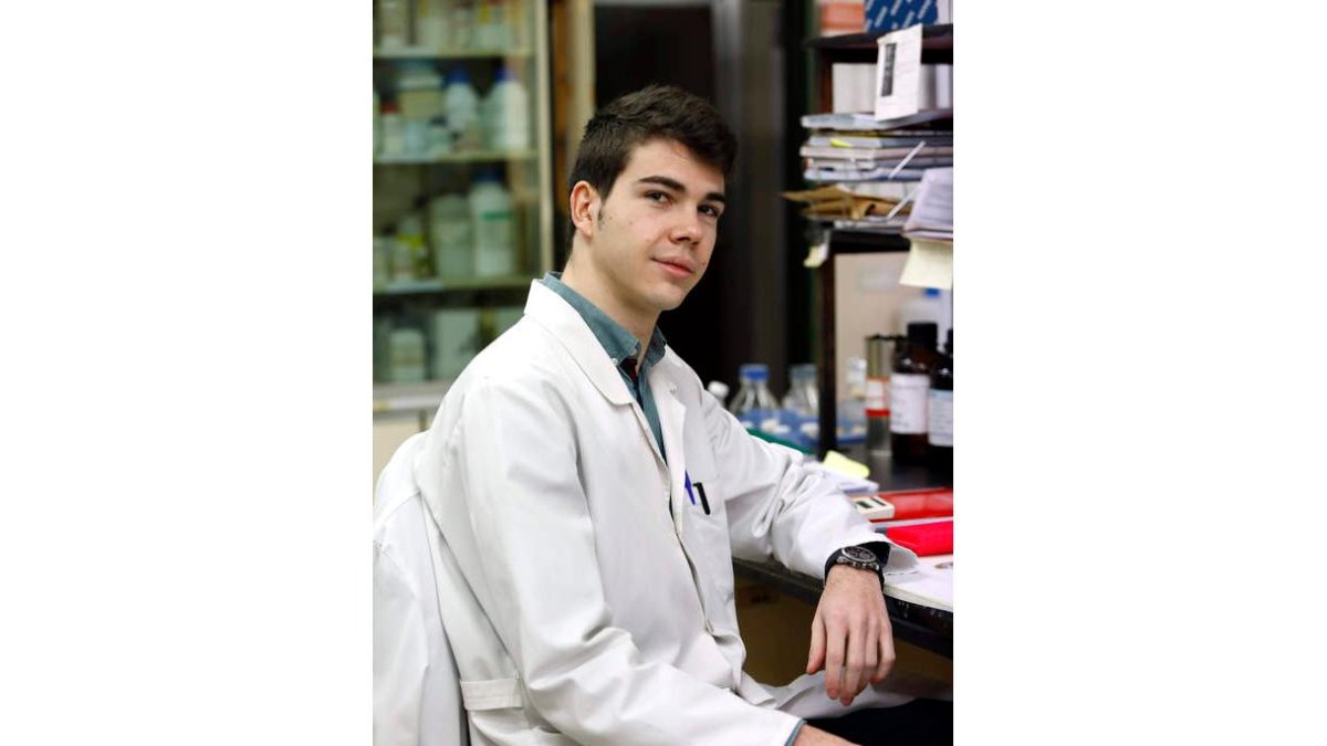 El presidente de la Asociación de Biotecnólogos de León, en su laboratorio en la Universidad. MARCIANO PÉREZ
