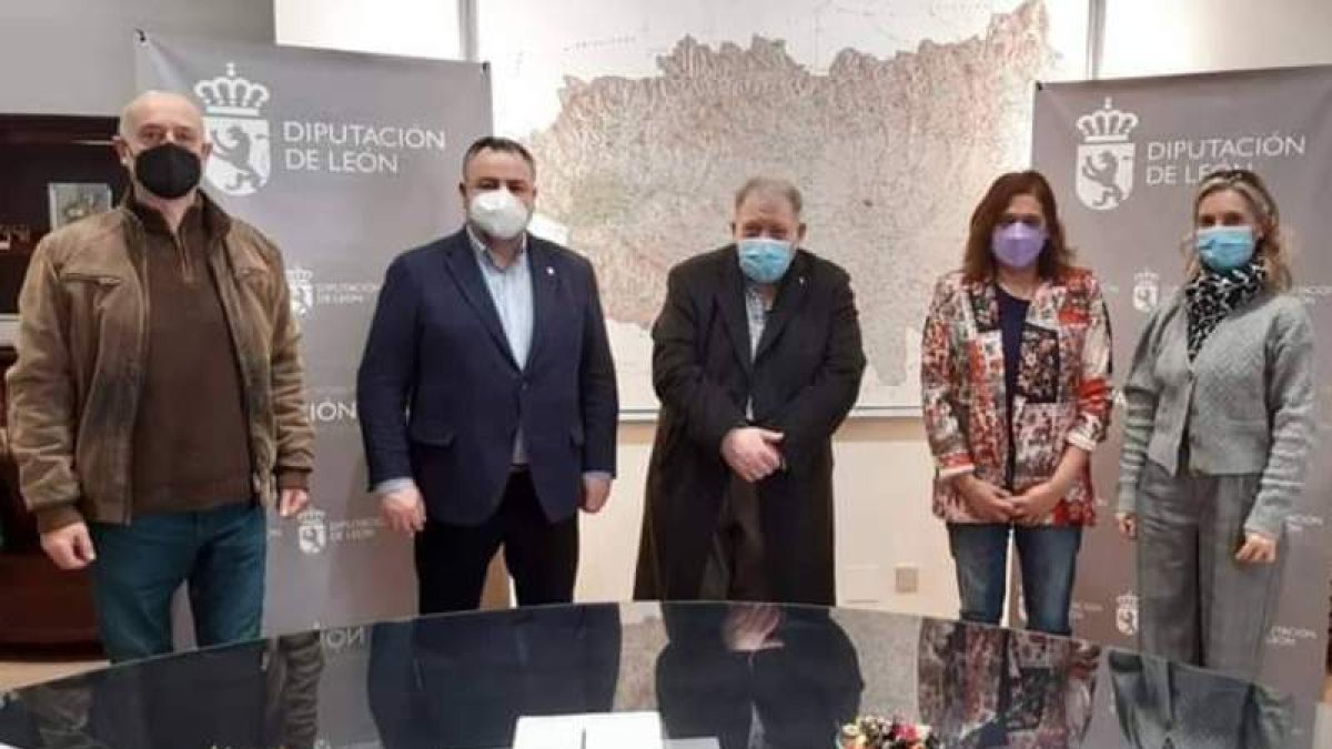 De izquierda a derecha, Vicente Santos, Eduardo Morán, Luis María Fernández, Susana Folla y Ana Isabel Tagarro. DL