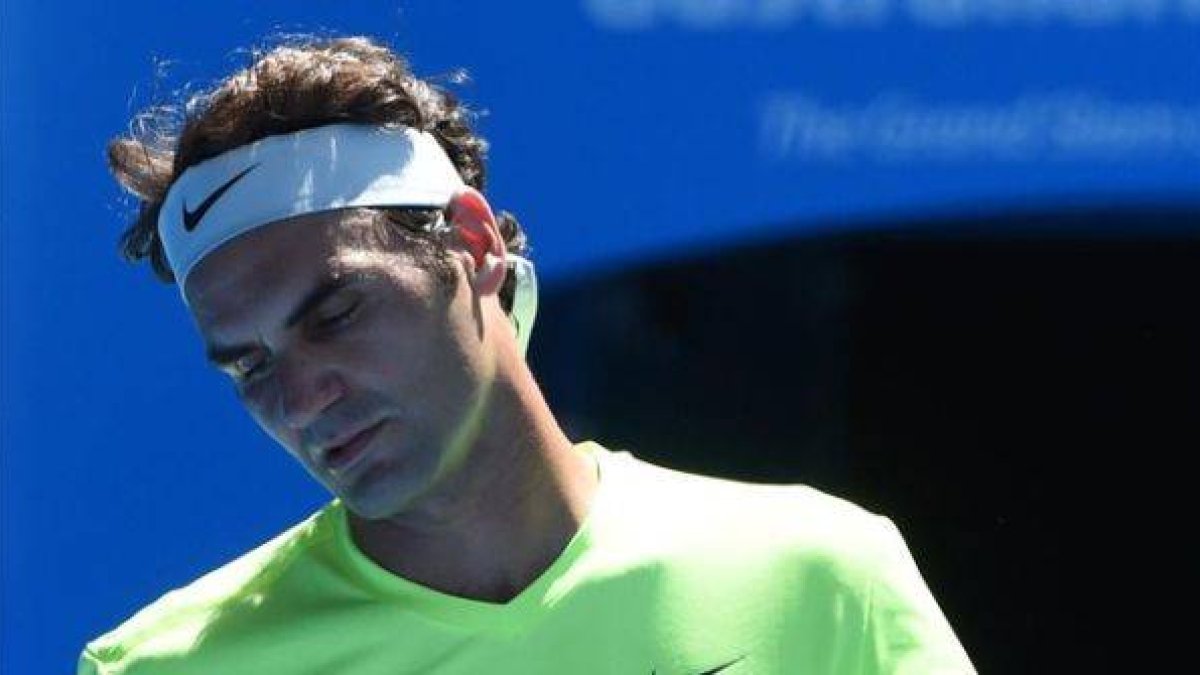 Roger Federer, tras perder un punto durante su partido de tercera ronda contra Andreas Seppi.