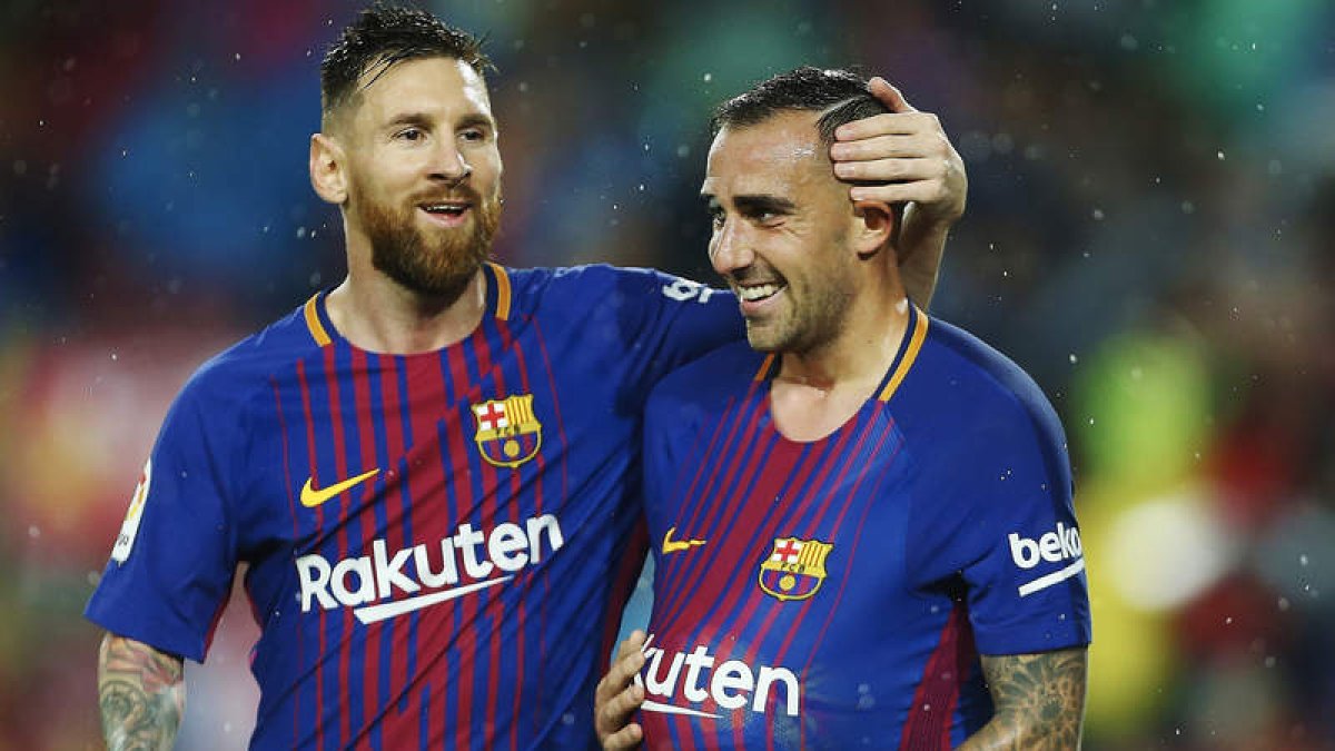 Leo Messi felicita a Paco Alcácer tras la consecución del segundo gol azulgrana. ANDREU DALMAU