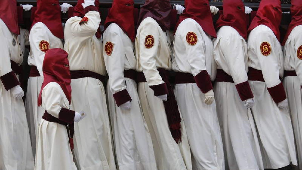 Los hermanos de Santa Marta salen hoy de procesión; ayer, en San Marcelo se bendijo la réplica del cáliz de Doña Urrada. JESÚS/DL