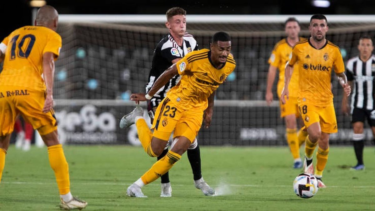 Derik Lacerda debutó con la
camiseta de la Deportiva y
abrió con su gol el camino de
la victoria en el campeonato. El
delantero marcó en el primer
remate a puerta. PASCUAL MÉNDEZ