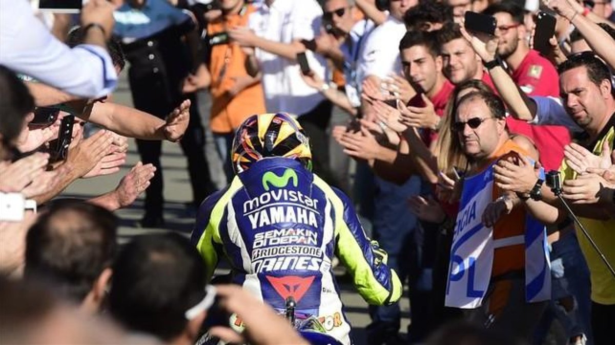 Valentino Rossi se dirige a su box entre aplausos de los aficionados tras acabar cuarto en el GP de la Comunitat Valenciana.