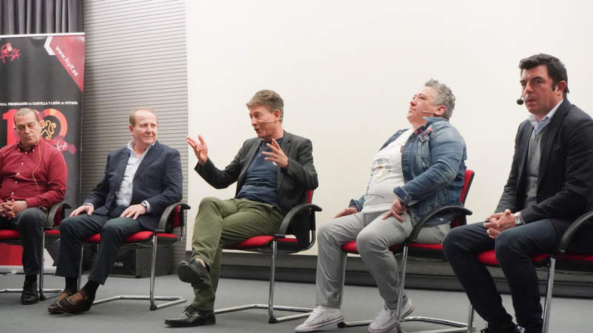 Los actos del centenario concluyeron con un encuentro de exfutbolistas leoneses. J. NOTARIO