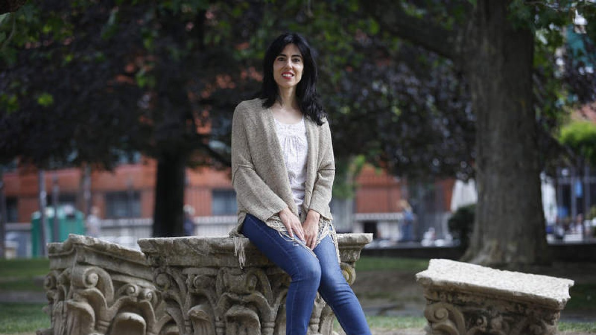 La poeta leonesa Raquel Lanseros en el Jardín del Cid esta misma semana