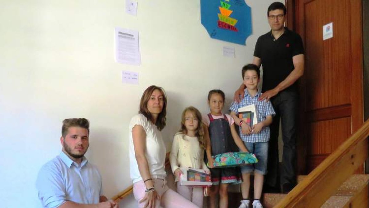 Los premiados con las autoridades en el acto celebrado ayer en Torre del Bierzo. CEBRONES