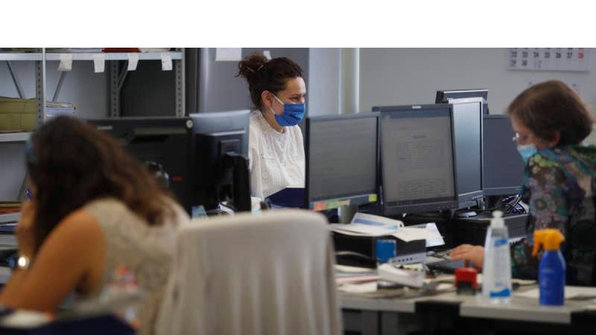 Funcionarias del SCOP Penal, en plena actividad. JESÚS F. SALVADORES