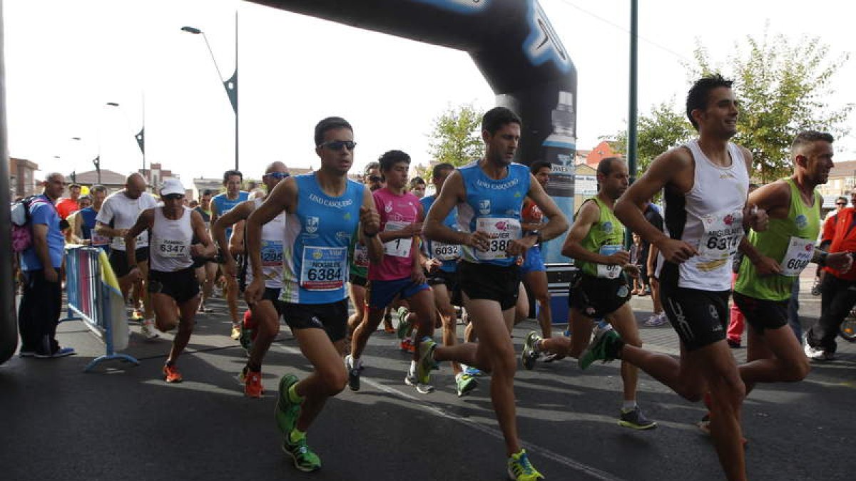 Los corredores de la prueba de San Andrés del Rabanedo tras darse la salida.