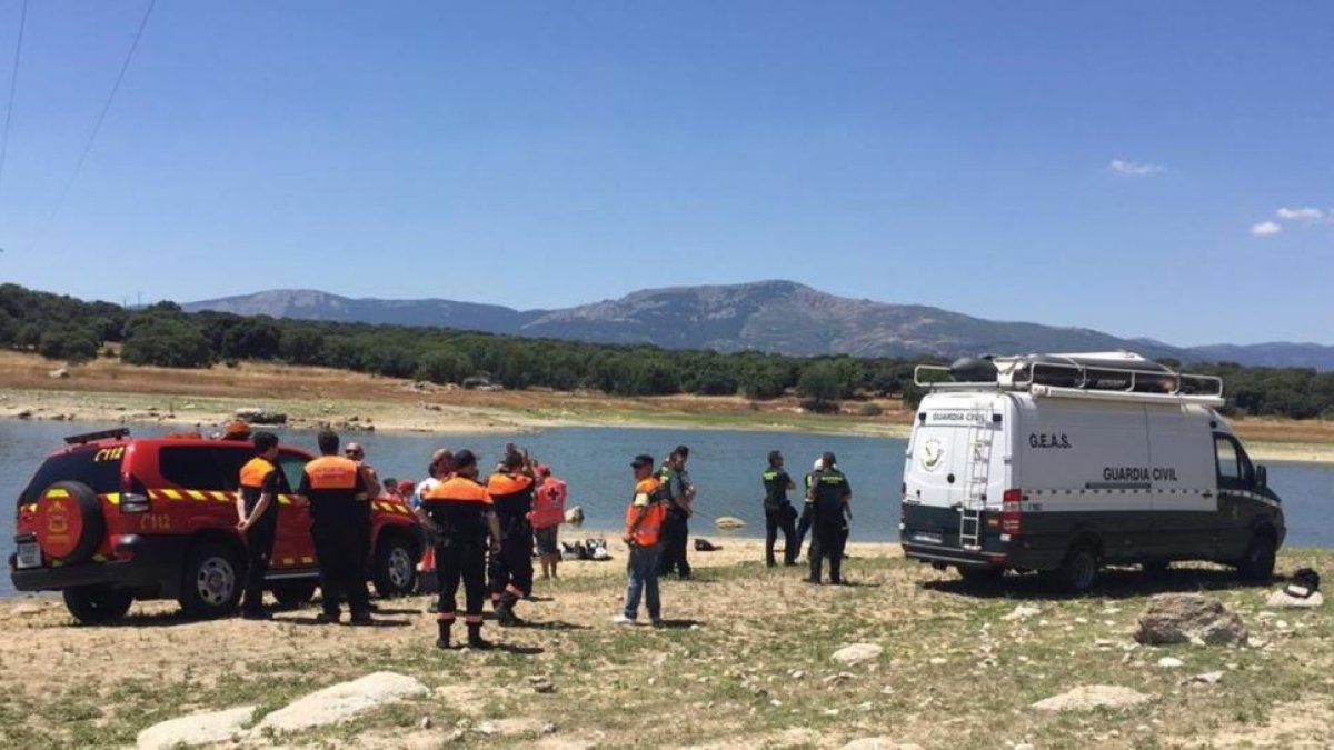 Los equipos de rescate, en el pantano en el que ha caído el aparato.