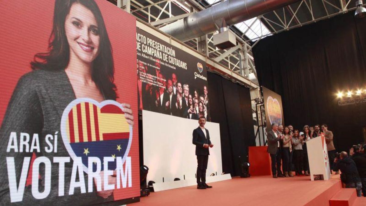 El líder de Ciudadanos (Cs), Albert Rivera, ha equiparado hoy al expresidente de la Generalitat Carles Puigdemont con la francesa Marie Le Pen, ya que a su entender los dos representan a populismos que quieren destruir la Unión Europea (UE).