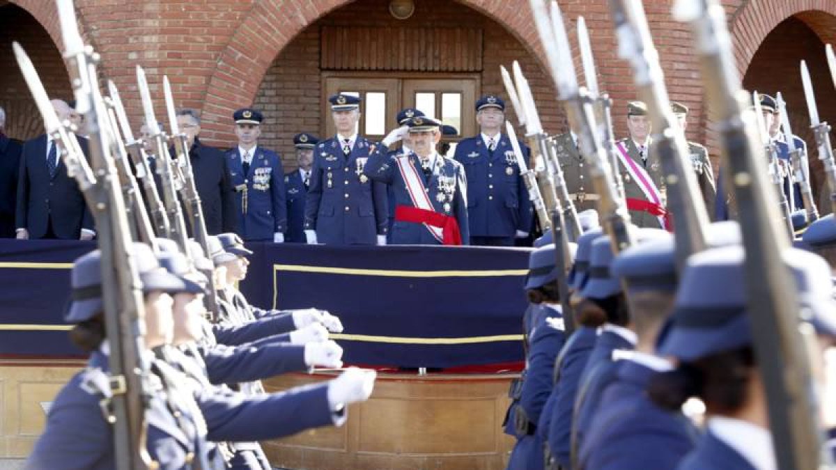 Actos conmemorativos en honor a la Virgen de Loreto, Patrona del Ejército del Aire, en el transcurso de los cuales realizan su Juramento de Fidelidad a la Bandera los Caballeros /Damas Alumnos de la XXV Promoción de la Academia Básica del Aire