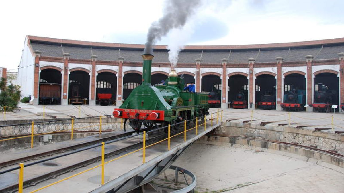 Réplica de la locomotora Mataró de 1848 (actualmente en revisión) en el puente giratorio del Museo de Villanueva y Geltrú.