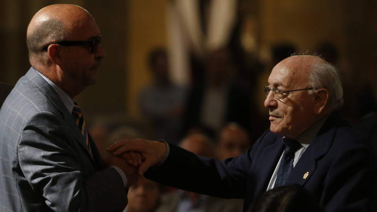 El hermano Tomás, arriba a la derecha, fue quien le transmitió a Juan Arias su pasión por el balonmano. En la otra imagen, Juan de Dios Román e Isidoro Martínez.
