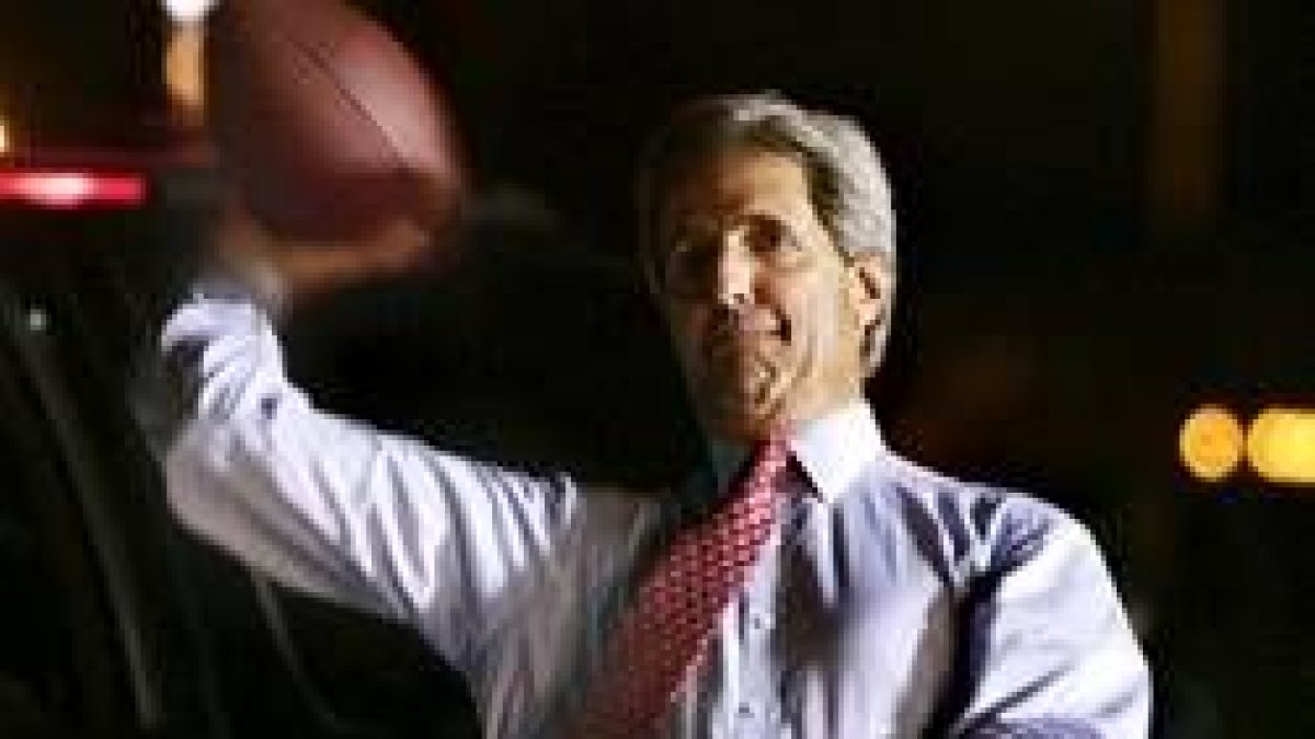 Kerry recoge un balón de futbol americano en Miami (Florida)