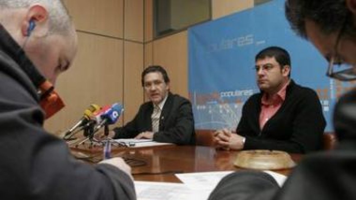 A la izquierda el portavoz popular en Cacabelos, Adolfo Canedo, ayer junto a otro concejal de su gru