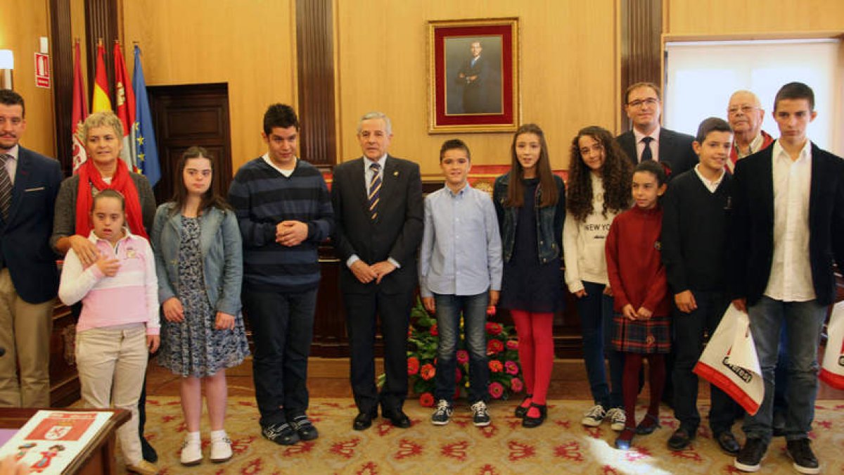 El alcalde con los premiados en el concurso de pintura y relatos breves