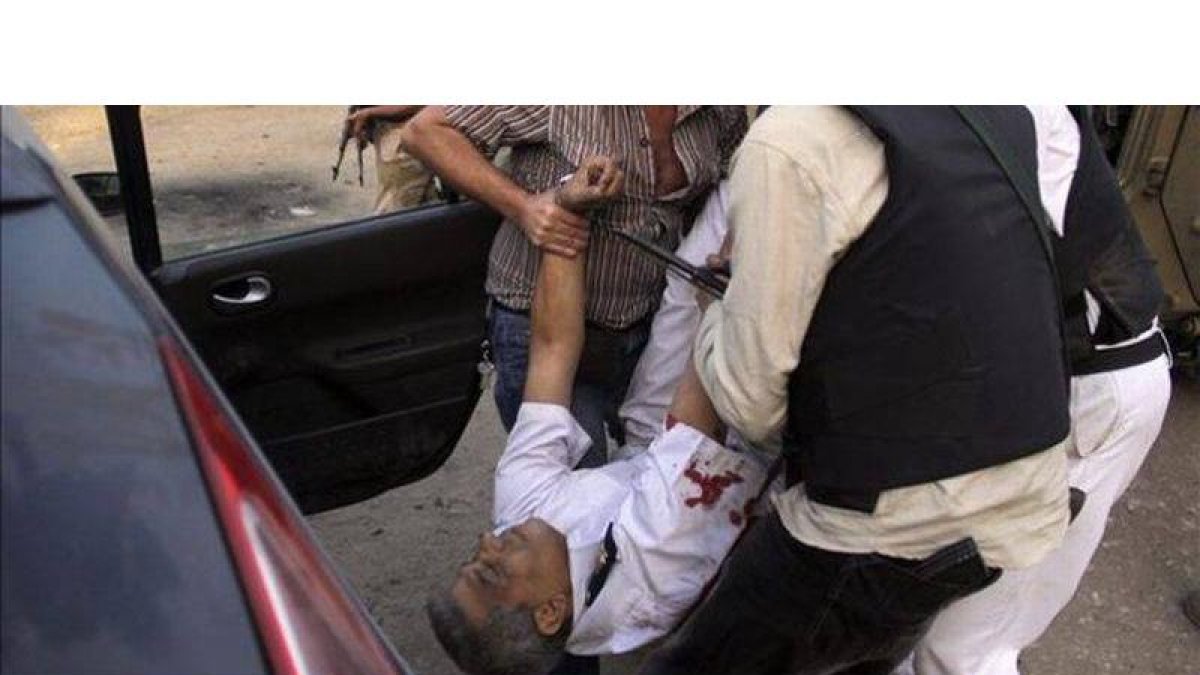 Traslado de un herido alcanzado por el tiroteo en Kerdasa, cerca de El Cairo.