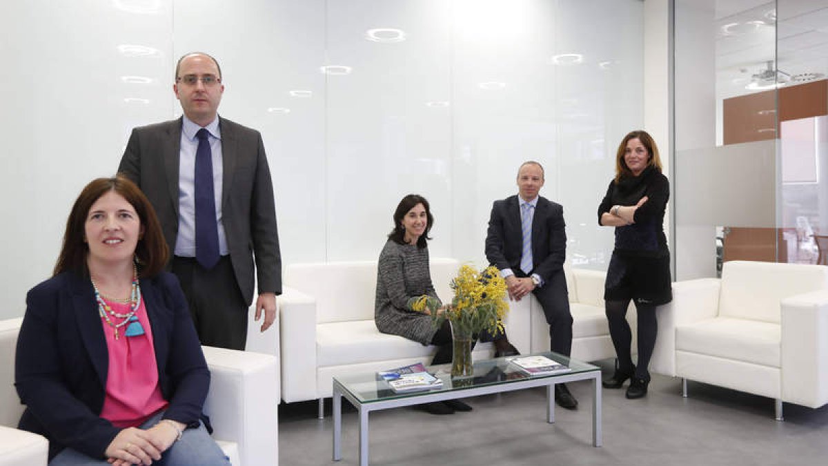El equipo de gestores de banca personal, banca privada y patrimonios de BBVA, en la sede de la capital leonesa. JESÚS F. SALVADORES