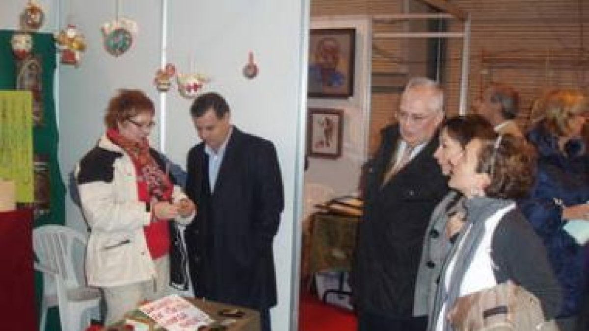 Las autoridades recorrieron los expositores tras inaugurar la feria.