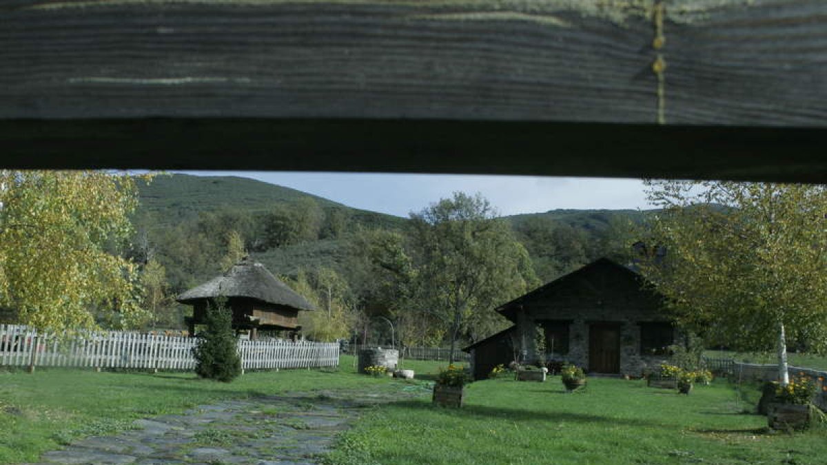 Dos construcciones típicas de la aldea de Sorbeira con los montes ancareses al fondo.