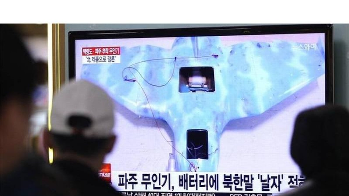 La televisión surcoreana muestra el dron hallado cerca de Seúl enviado por Pyongyang.
