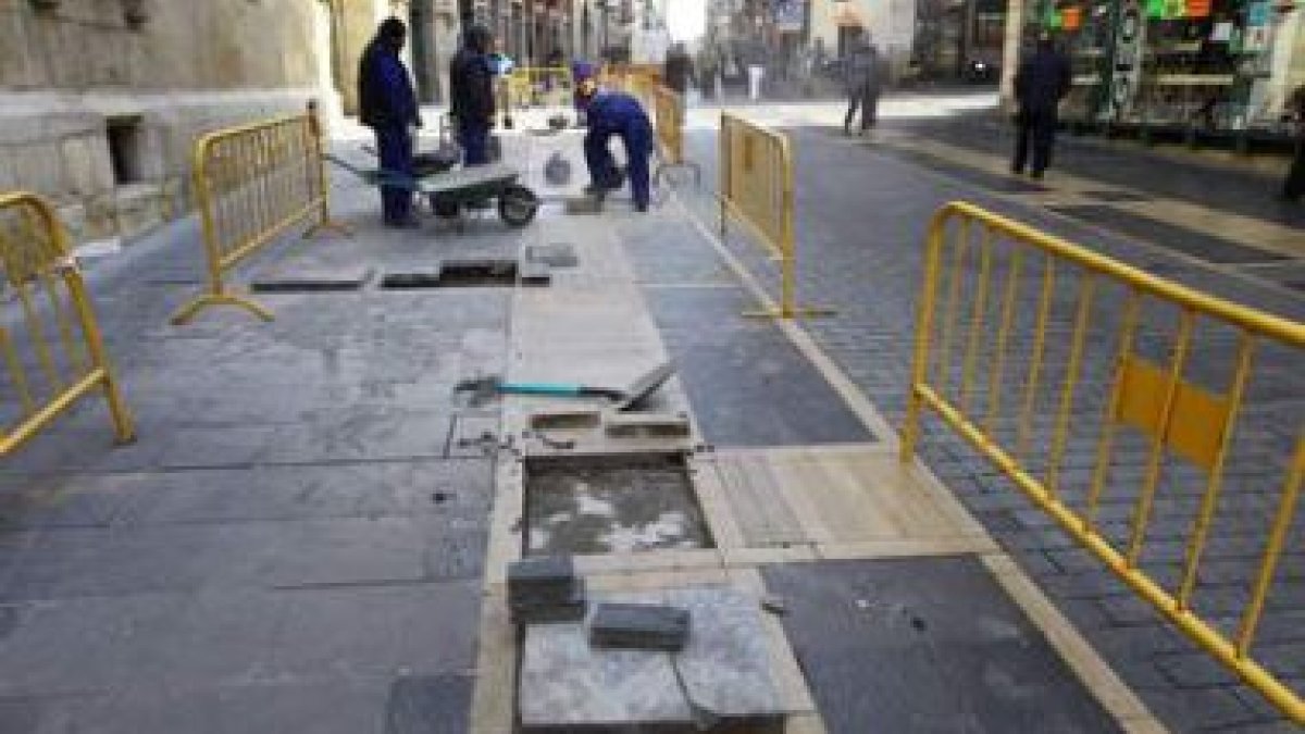 Los trabajos de las brigadas de Obras han comenzado por renovar las losas dañadas de la Calle Ancha