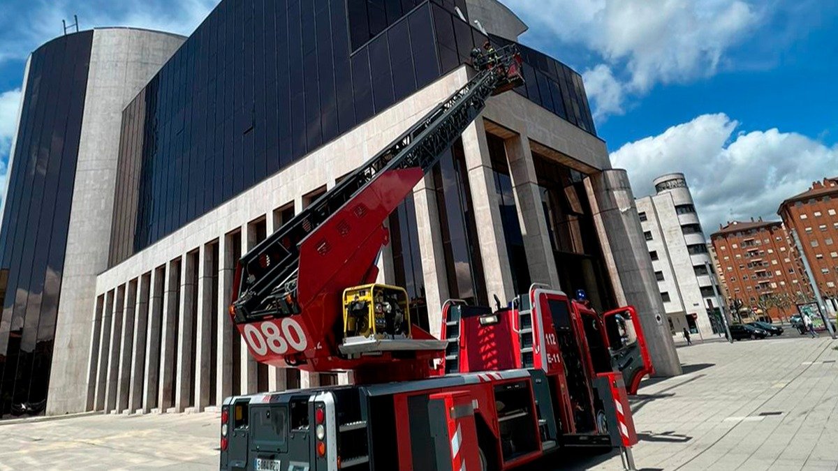 Actuación de los bomberos en la sede de la Junta. BOMBEROS DE LEÓN