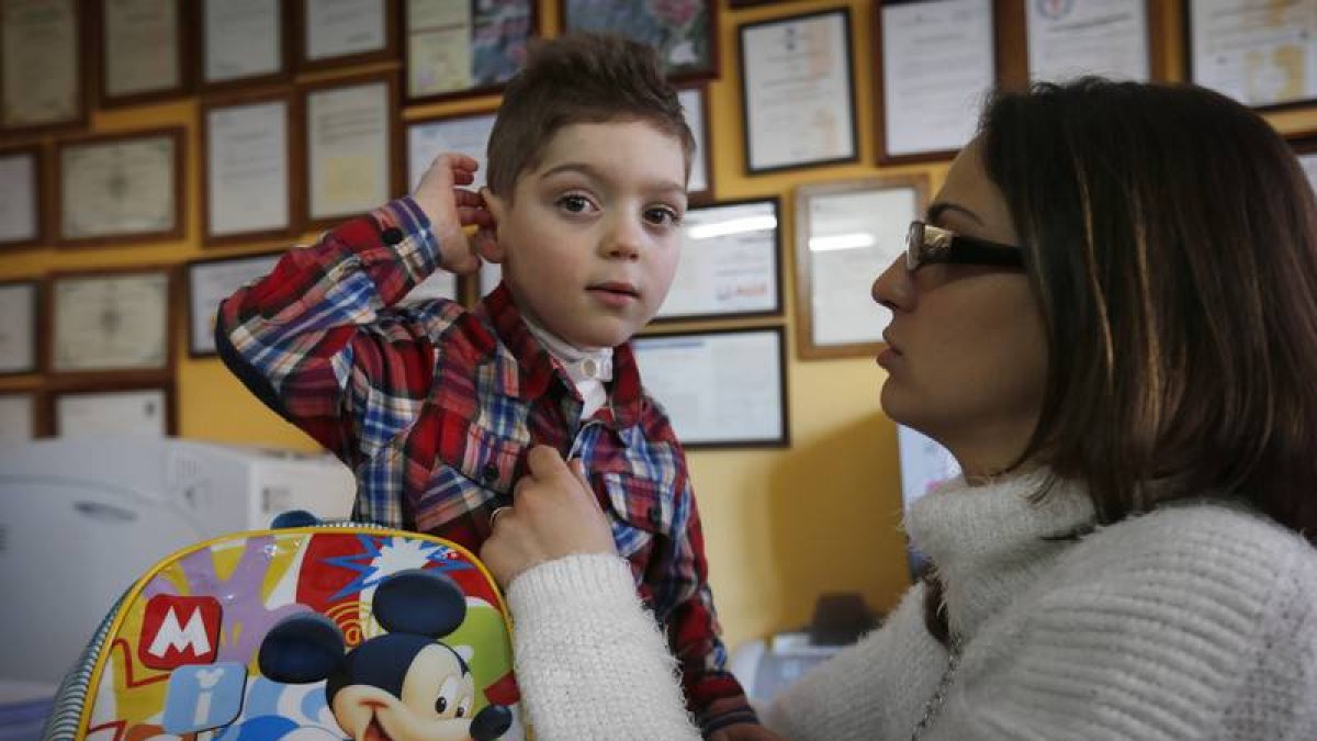 Lorenzo es el usuario más joven de la Asociación de Laringectomizados de León. Su madre está agradecida por el apoyo técnico y humano recibido