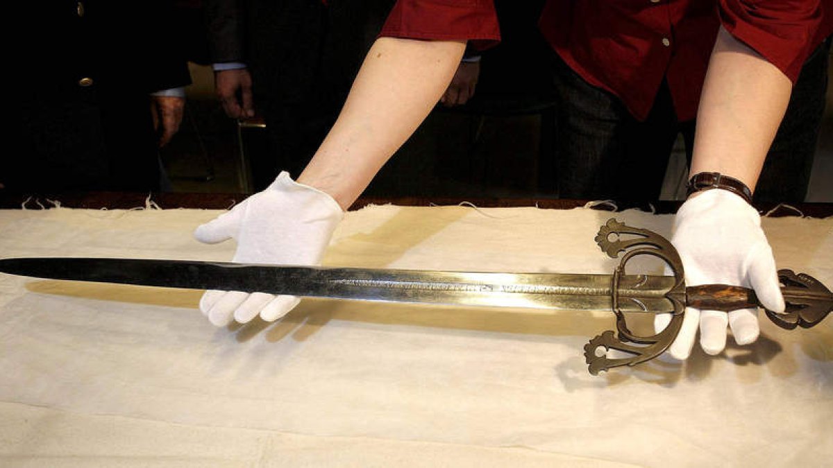 Imagen de archivo de la espada Tizona en el museo de Burgos.