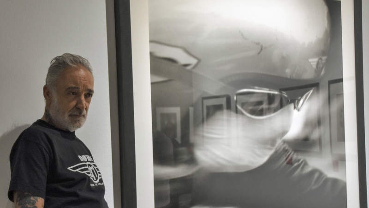 Alberto García-Alix, ante una de las fotografías que expone en La Térmica de Málaga. JORGE ZAPATA