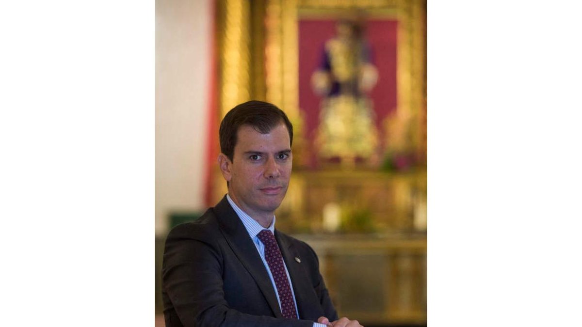 Muñiz, ante la talla de Jesús Nazareno. FERNANDO OTERO