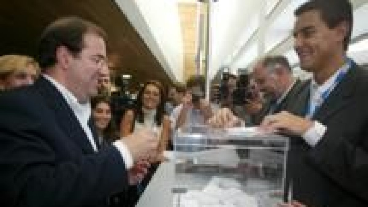 El presidente de la Junta deposita su voto en la urna, ayer en el Auditorio de León